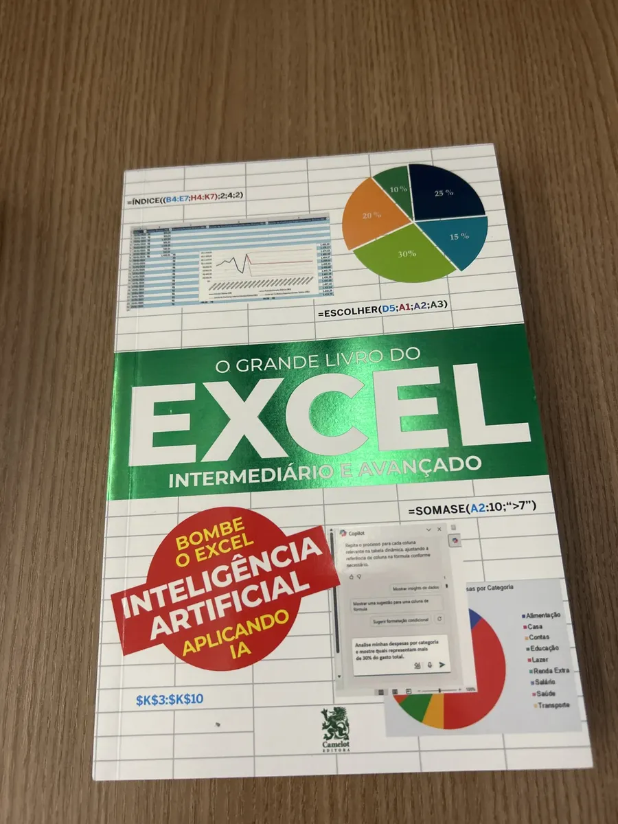 Exemplar físico de O Grande Livro do Excel sobre uma mesa de madeira