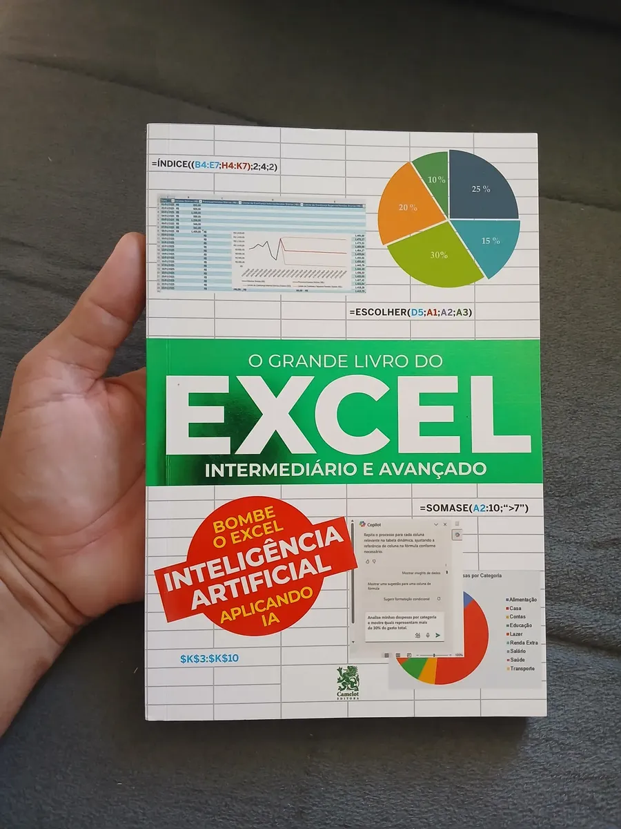 Exemplar físico de O Grande Livro do Excel sendo segurado na mão